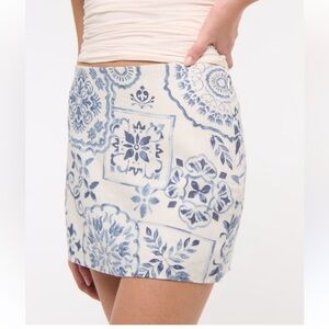 Abercrombie & Fitch • Scarlett Mid Rise Linen 
Blend Mini Skort